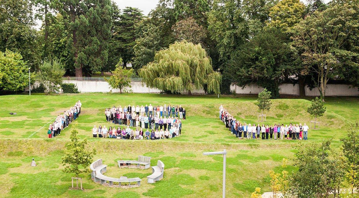 Read more about the article Deaf Community standing in DVI gardens – ISL